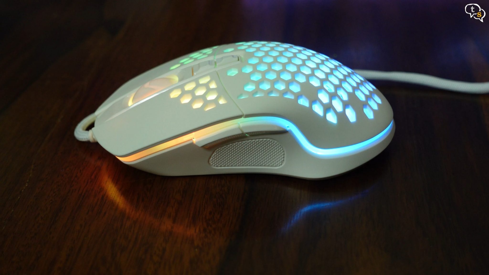 A computer mouse on a desk Description automatically generated with medium confidence