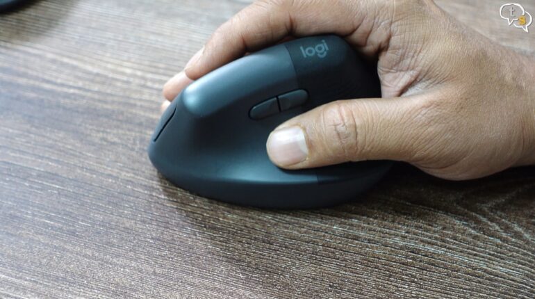 A hand holding a computer mouse Description automatically generated with medium confidence