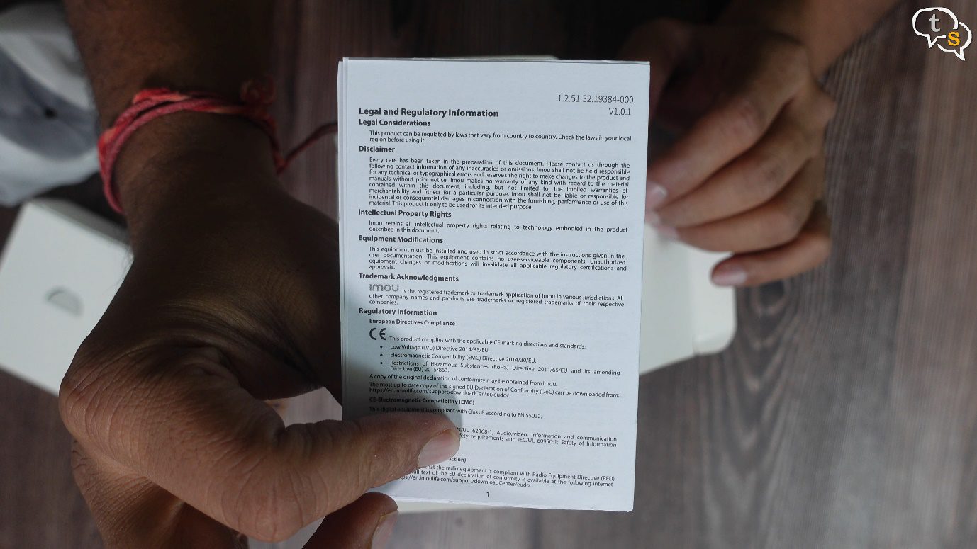A person holding a piece of paper Description automatically generated with medium confidence